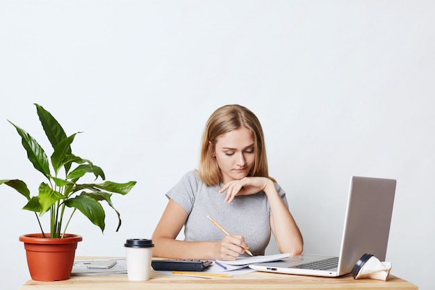 Junge Studentin studiert