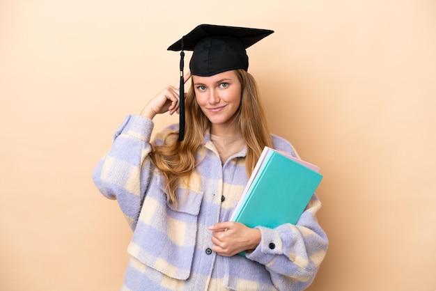 Junge Studentin über isoliertem Hintergrund, der Zweifel und Denken hat