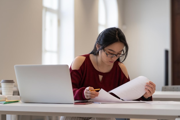 Junge Studentinnen, die im Campus-Studium arbeiten, bereiten sich auf eine Prüfung oder einen ernsthaften Test an der Universität oder Hochschule vor