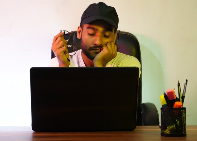 Junge studiert zu Hause stockfoto und macht ein Nickerchen