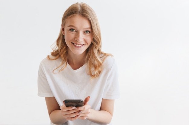 junge süße rothaarige Frau mit Handy.