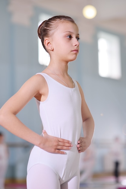 Junge Tänzer im Ballettstudio. Junge Tänzer führen gymnastische Übungen während des Aufwärmens im Klassenzimmer durch. Sport, Gymnastik, Kinderentwicklung