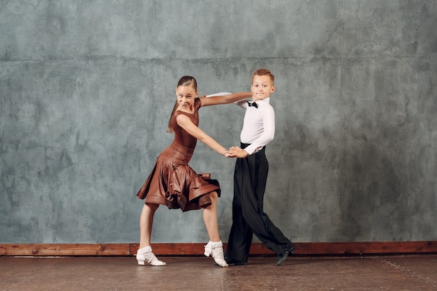 Junge Tänzer, Jungen und Mädchen tanzen im Gesellschaftstanz Samba.