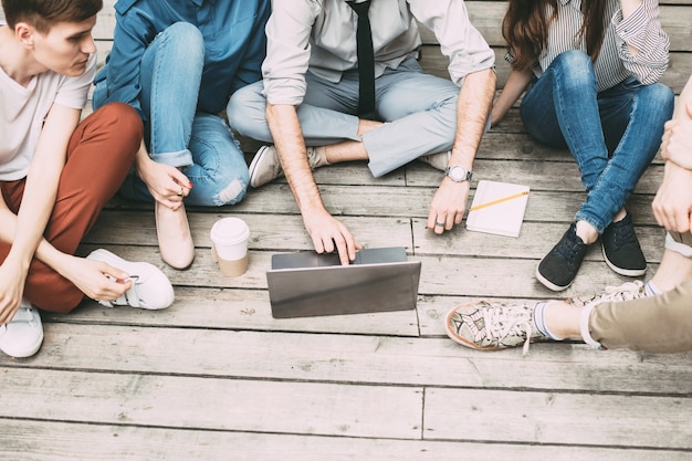 Junge Teamarbeit, die Arbeitsthemen bespricht