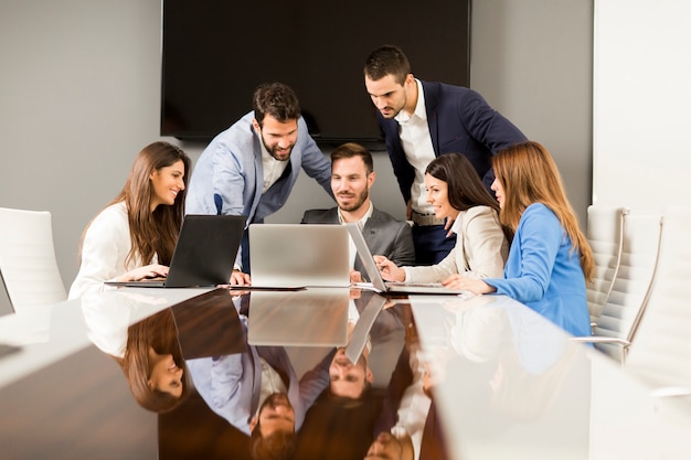 Junge Teamwork im Büro