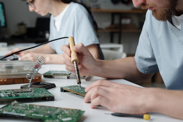 Foto junge techniker mit handwerkzeug