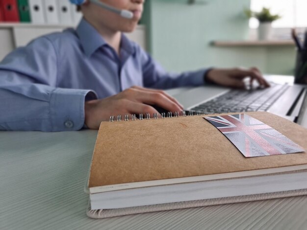 Junge Teenager, die zielstrebig am Laptop arbeiten, lernen die britische Sprache