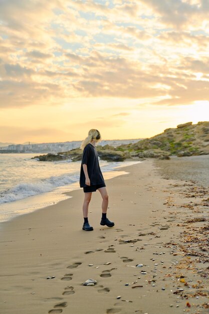 Junge Teenager-Frau am Morgen am Strand