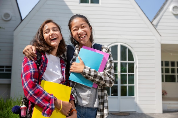 junge Teenager gehen zur Schule