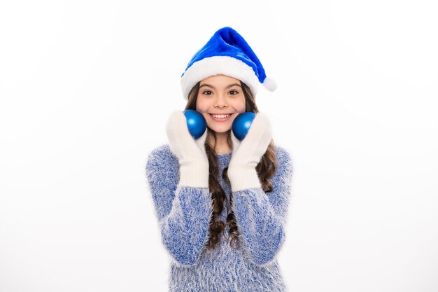 Junge Teenager-Mädchen im Weihnachtswinterpullover auf weißem, isoliertem Hintergrund