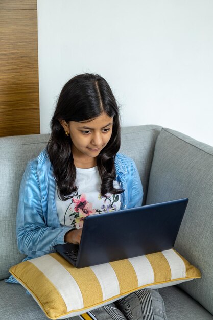 Junge Teenagerin benutzt einen Laptop