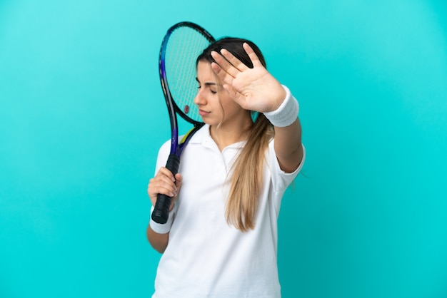 Junge Tennisspielerin isoliert, Stop-Geste machend und enttäuscht