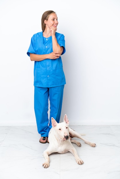 Junge Tierarzt Engländerin mit Hund isoliert auf weißem Hintergrund suchen Seite