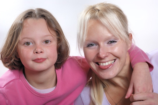 Junge Tochter posiert mit Mutter