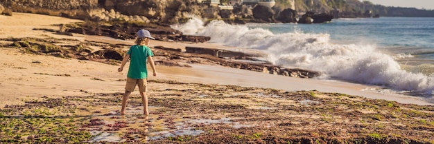 Junge tourist auf pantai tegal wangi strand bali insel indonesien bali reisekonzept reisen mit