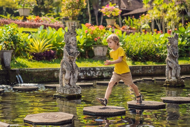 Junge Tourist in Taman Tirtagangga Wasserpalast Wasserpark Bali Indonesien Reisen mit Kindern Konzept Kinderfreundlicher Ort