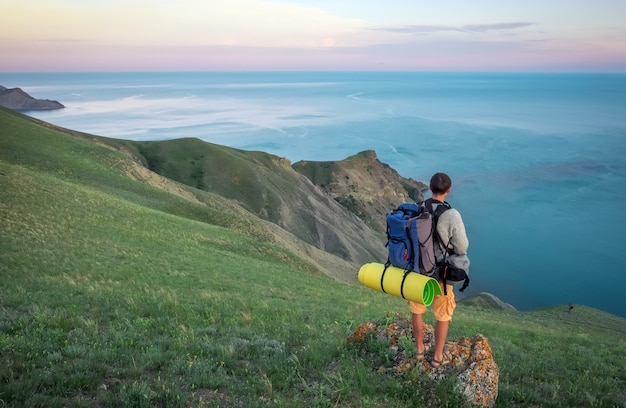 Junge Touristen auf einem Berg mit Meerblick.