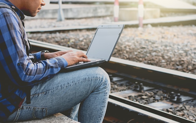 Junge Touristen benutzen einen Notebook