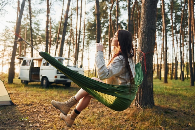 Junge Touristen, die eine Pause machen Frau ist tagsüber im Sommer allein im Wald unterwegs