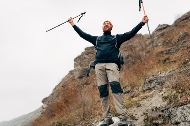 Junge Touristen, die in den Bergen wandern, haben ihre Strecke beendet und fühlen sich glücklich