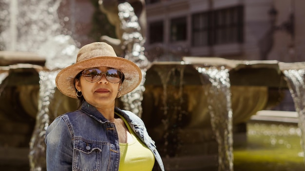 junge Touristen sitzen an einem Sommernachmittag im Brunnen