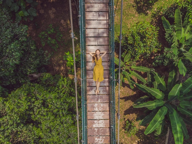 Junge Touristin an der Capilano-Hängebrücke Kuala Lumpur Forest Ecopark Luftbild