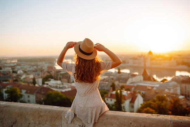 Junge Touristin beobachtet bei Sonnenuntergang den Panoramablick auf die Stadt Lebensstil Reisen aktives Leben