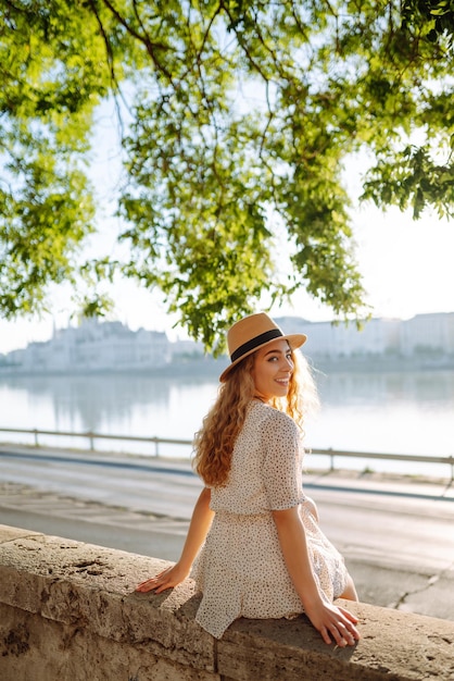 Junge Touristin genießt den Blick auf die Stadt bei Sonnenuntergang Eurotrip Reisetourismus-Lifestyle-Konzept