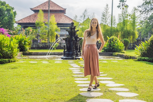 Junge Touristin im traditionellen balinesischen hinduistischen Tempel Taman Ayun in Mengwi. Bali, Indonesien