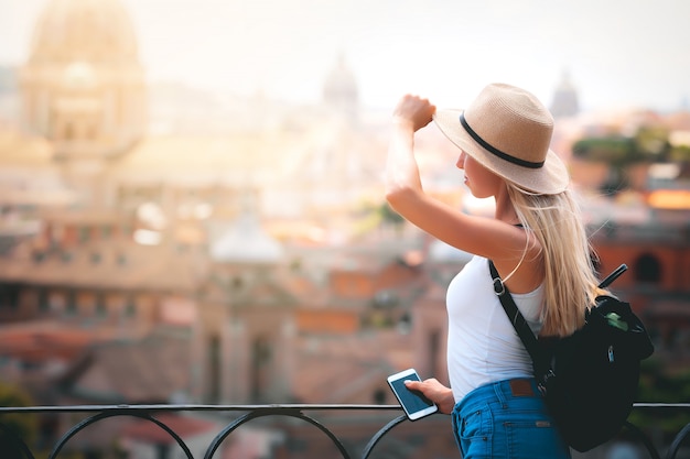 Junge Touristin mit Rucksack, der neue europäische Stadt erkundet