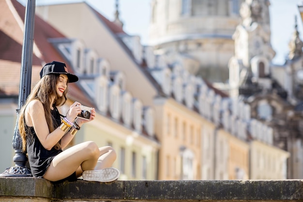 Junge Touristin sitzt auf der berühmten Brühl-Terrasse mit herrlichem Blick auf die Altstadt in Dresden, Deutschland