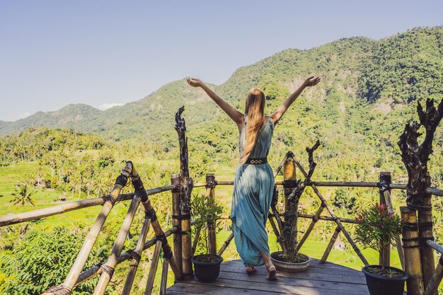 Junge Touristin vor dem Hintergrund des tropischen Dschungels von Bali Wald und Berg Bali Travel Concept