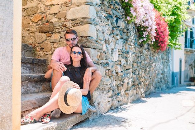 Junge touristische Paare, die draußen an den europäischen Feiertagen in italienische Ferien in Cinque Terre reisen