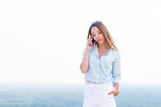 Junge traurige Frau, die am Telefon spricht. Schlechte Verhandlungen, schlechte Nachrichten, Geschäft.