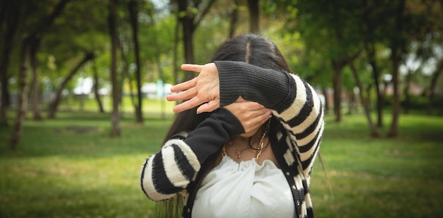 Junge traurige und depressive Frau im Park