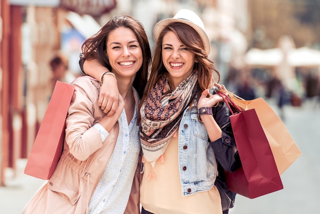 Junge trendige Frauen, die in der Stadt einkaufen