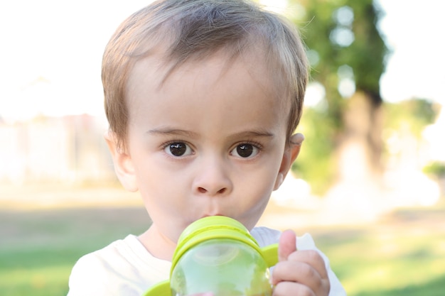 Junge trinkende Milchflasche