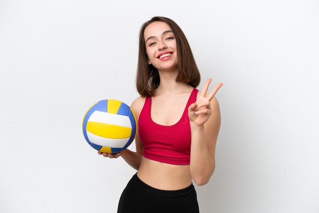 Junge ukrainische Frau, die Volleyball spielt, isoliert auf weißem Hintergrund, lächelt und zeigt Victory-Zeichen