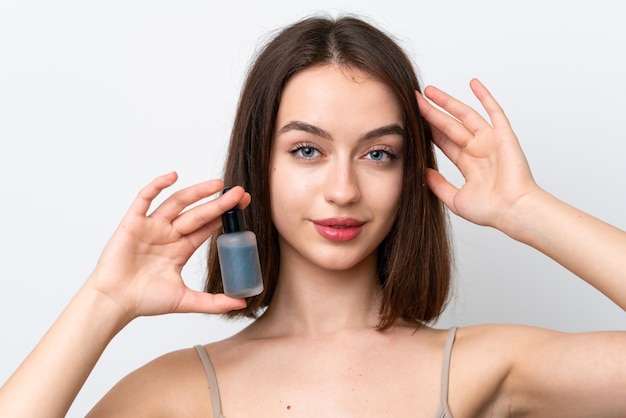 Junge ukrainische Frau isoliert auf weißem Hintergrund mit einem Serum Close up Portrait