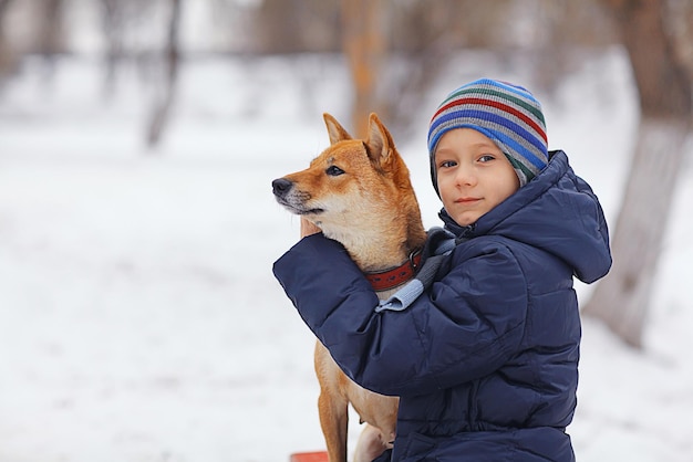 Junge und ein süßer Hund Konzept der Freundschaft