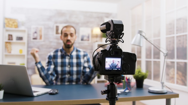 Junge und fröhliche Vlogger-Aufnahme für Abonnenten. Bekannter Influencer in den sozialen Medien.