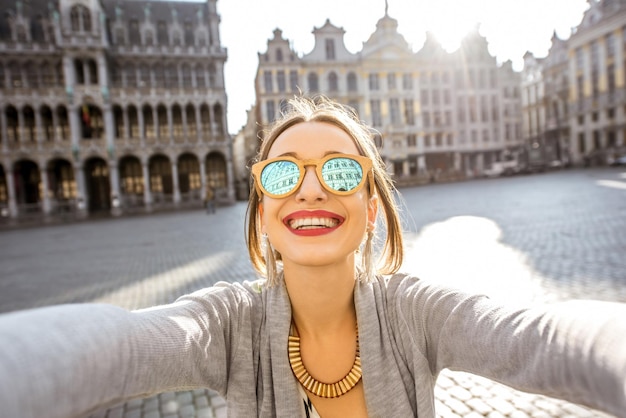 Junge und glückliche Reisende, die ein Selfie-Foto auf dem zentralen Platz der Altstadt in Brüssel machen?