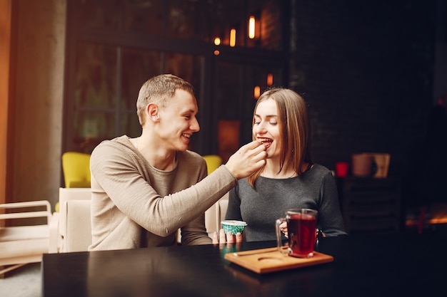 Junge und liebevolle Paare, die in einem Café sitzen