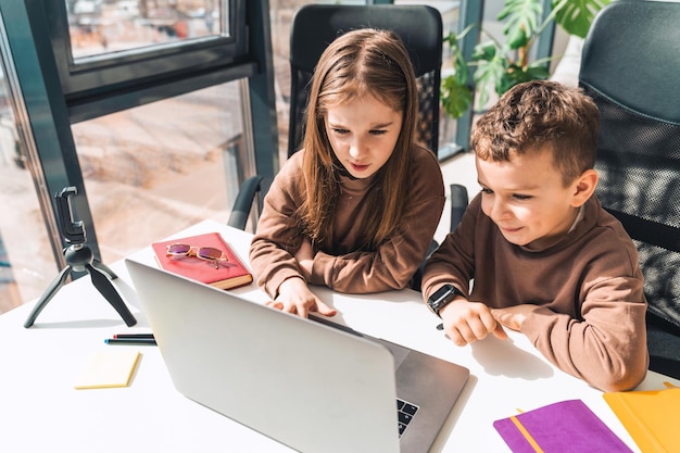 Junge und Mädchen am Laptop