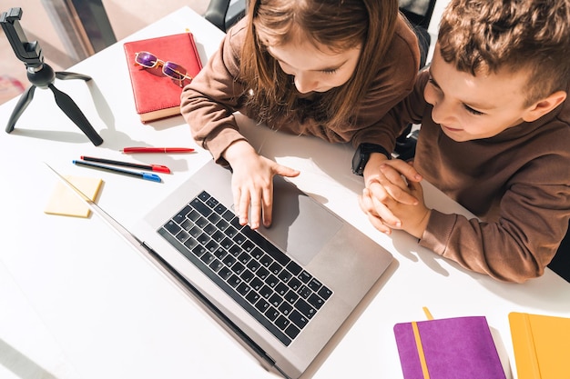 Junge und Mädchen am Laptop