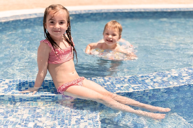 Foto junge und mädchen am pool