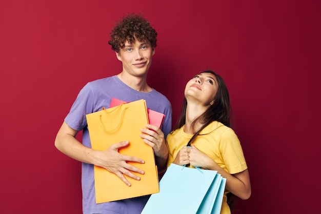 Junge und Mädchen bunte Taschen Einkaufsspaß isolierten Hintergrund unverändert