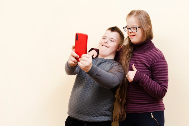 Foto junge und mädchen mit down-syndrom machen ein selfie