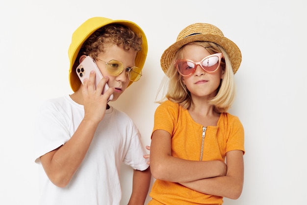Junge und Mädchen mit Telefonunterhaltungstechnologie Kindheit