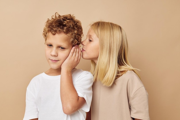 Junge und Mädchen Spaß Freundschaft Unterhaltung Kindheit unverändert